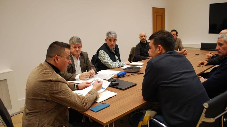 El conselleiro de Medio Rural, a la izquierda, ayer con miembros de las Sofor. |   // L. O.