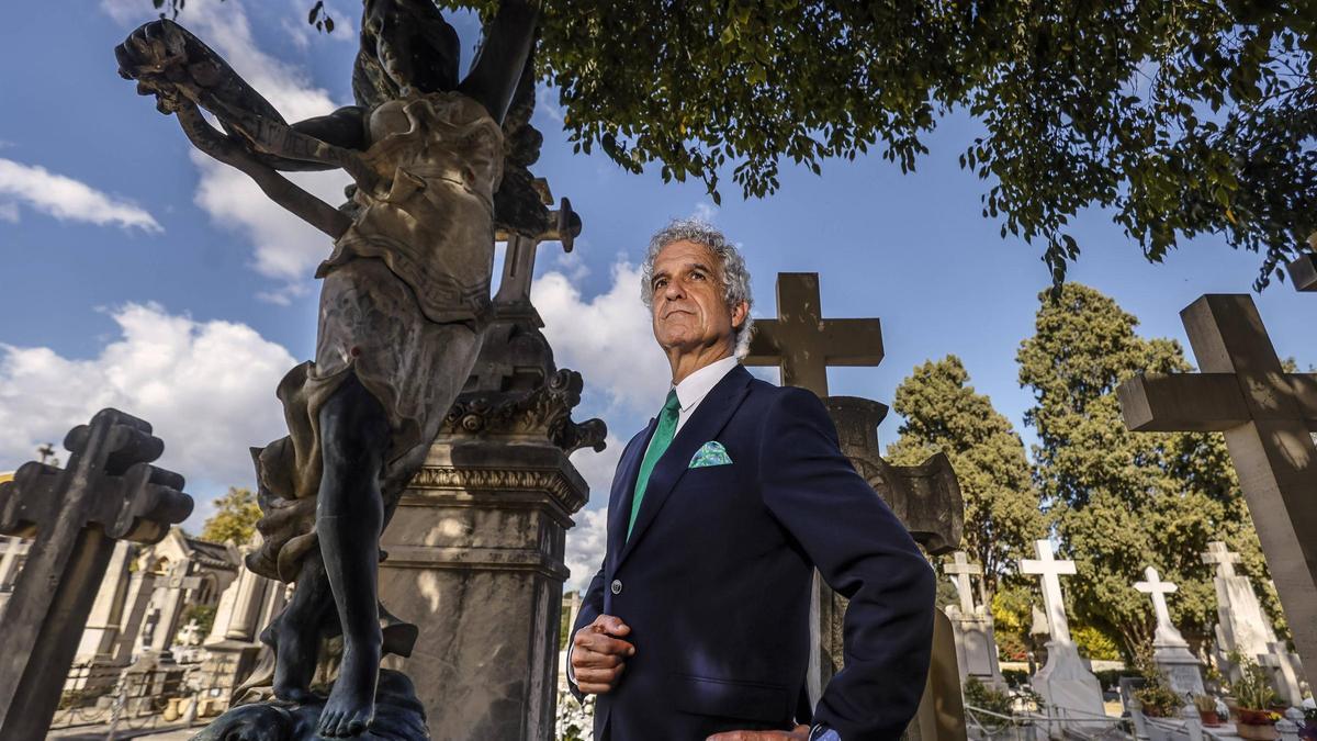 Carlos Martínez de Tejada en el cementerio de Palma, donde se ambienta su novela '¡Me lo paso de muerte!'.