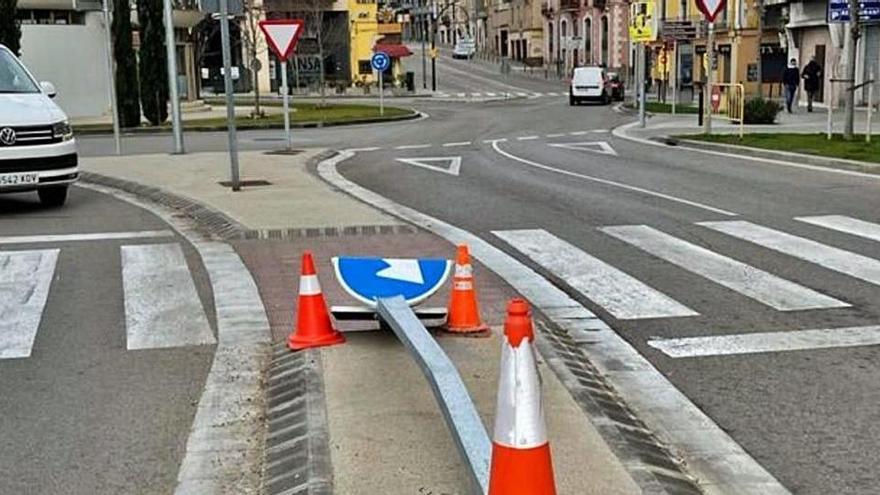 El senyal de trànsit que va fer caure un vehicle, abans de ser retirat per Foment.