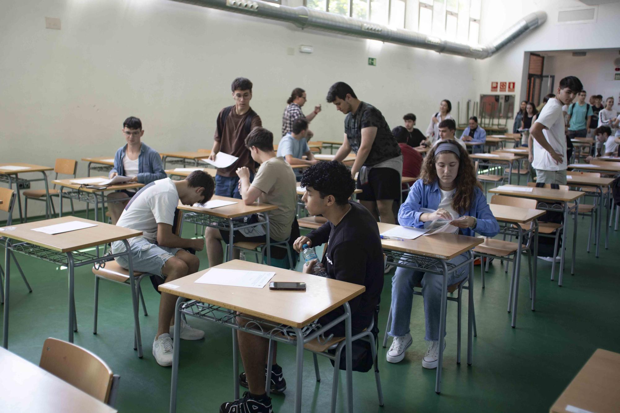 Alumnos de los institutos de la Costera y la Canal se enfrentan a los primeros exámenes de las PAU en Xàtiva