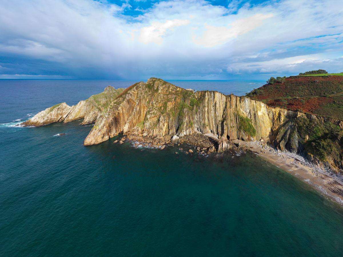 En las costas de Asturias se encuentan cantidad de yacimientos arqueológicos paleontológicos
