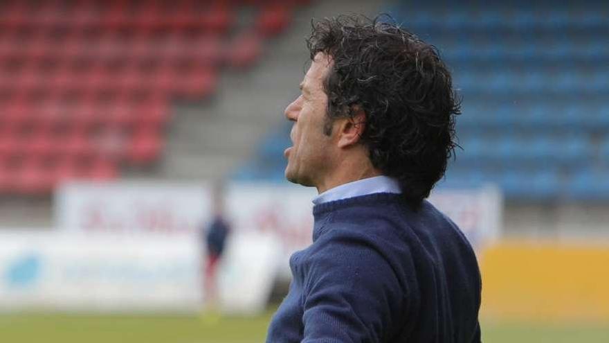 Luisito gesticula durante el encuentro contra la Cultural Leonesa. // J.Regal