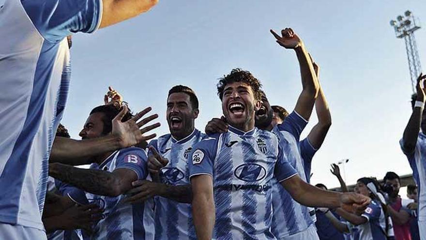 Samuel Shashoua celebra junto a sus compañeros de vestuario el alirón del Atlético Baleares.