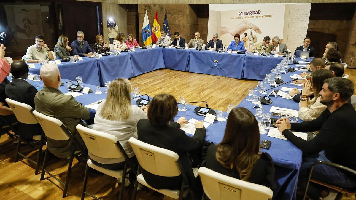 Instante de la reunión entre el Gobierno de Canarias, la Fecai, la Fecam y las onegés.