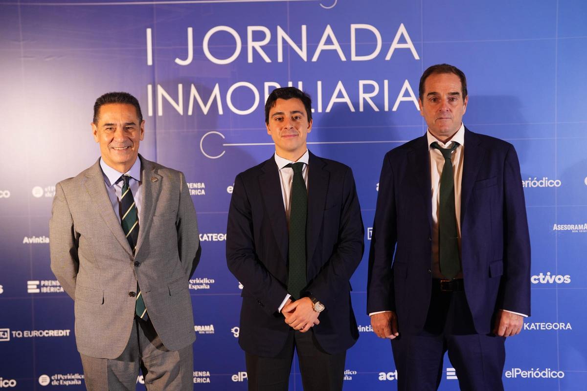 De izquierda a derecha: Juan Antonio Gómez-Pintado, presidente de Vía Ágora; Gabriel Santamarina, periodista de Prensa Ibérica, y Borja García-Egotxeaga, CEO de Neinor Homes