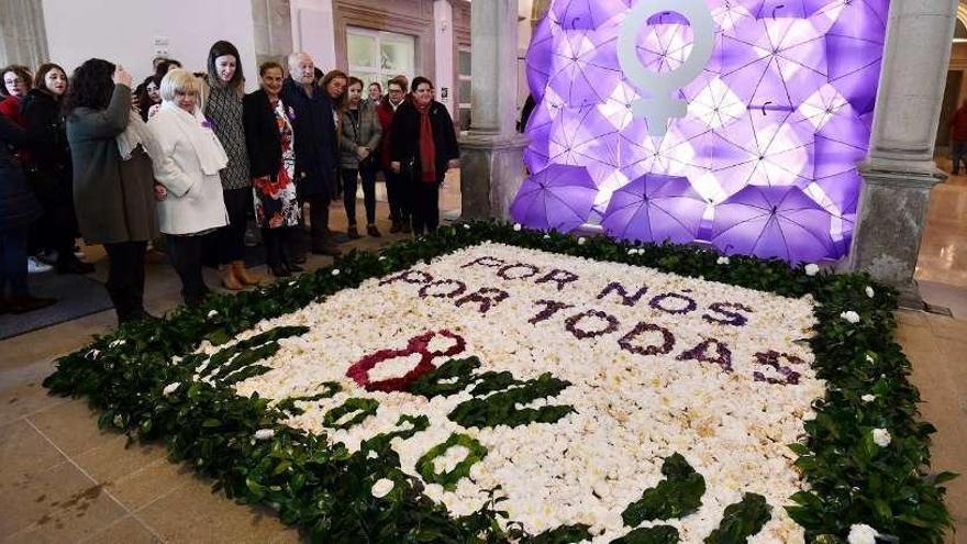 Las alfombristas de Bueu llevan su arte floral a la Diputación para  celebrar el 8-M - Faro de Vigo