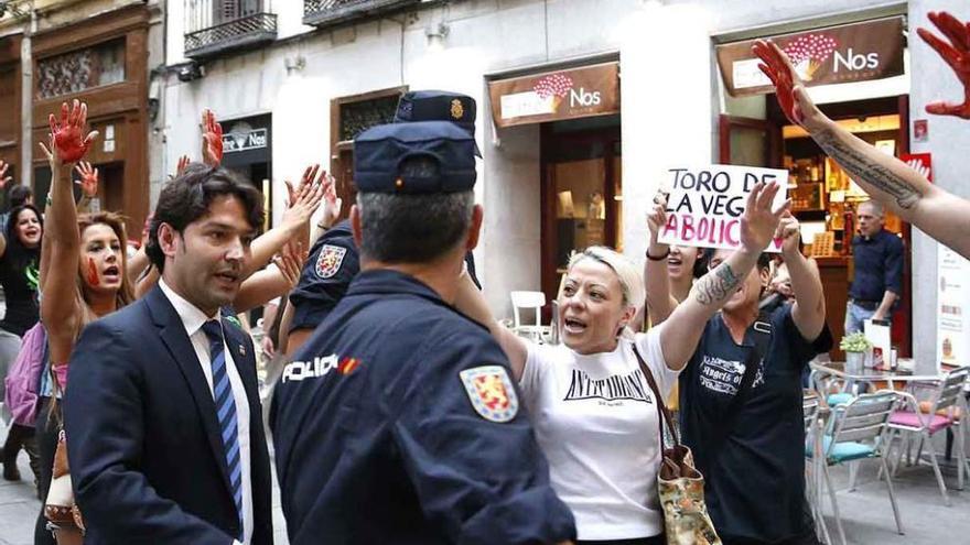 El alcalde de Tordesillas es increpado de forma violenta por antitaurinos en Valladolid .