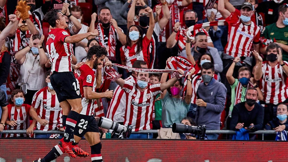 Raul Garcia y Dani García celebran el gol del Athletic.