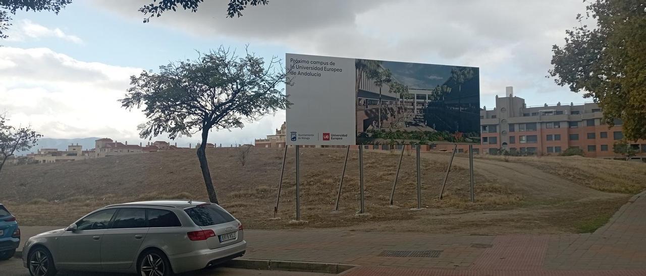 La parcela del Romeral, con el anuncio de la próxima construcción de una universidad privada.