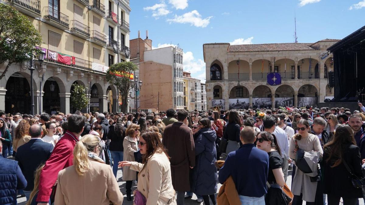 Ambiente en la Plaza Mayor de Zamora el Domingo de Resurrección. | JOSE LUIS FERNÁNDEZ
