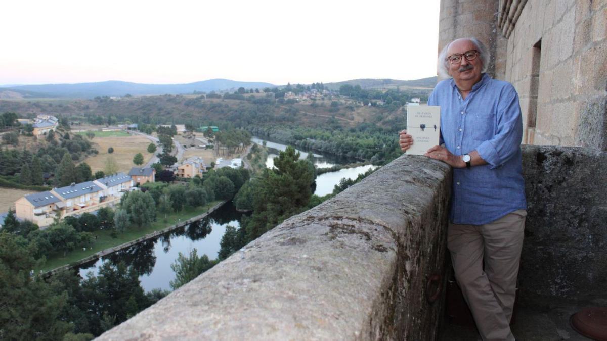 El escritor Antonio Colinas posa junto a su último libro. | A. Saavedra