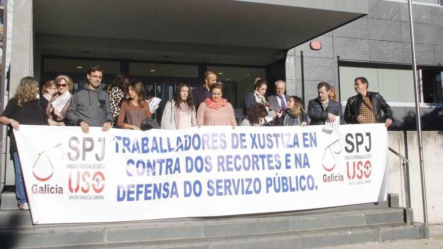 Un momento de la protesta, a las puertas de los juzgados ayer por la mañana. // Santos Álvarez