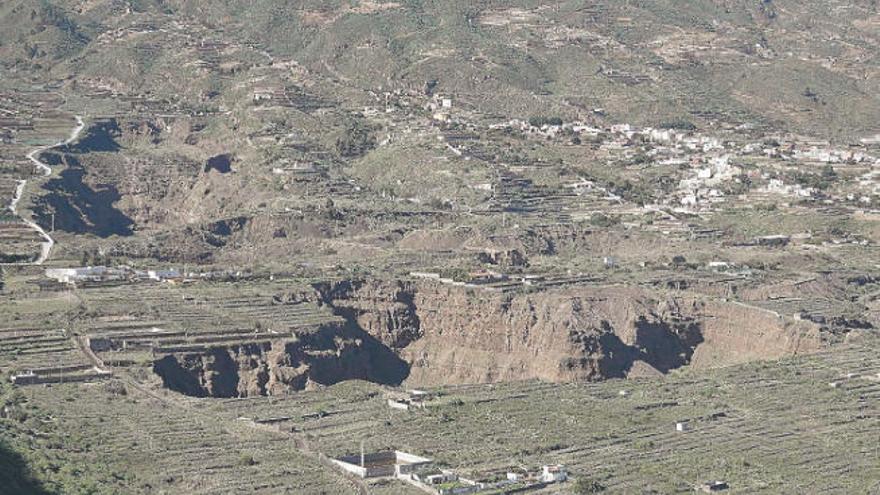 Los hoyos que forman las cnateras de áridos en los barrancos de Güímar.