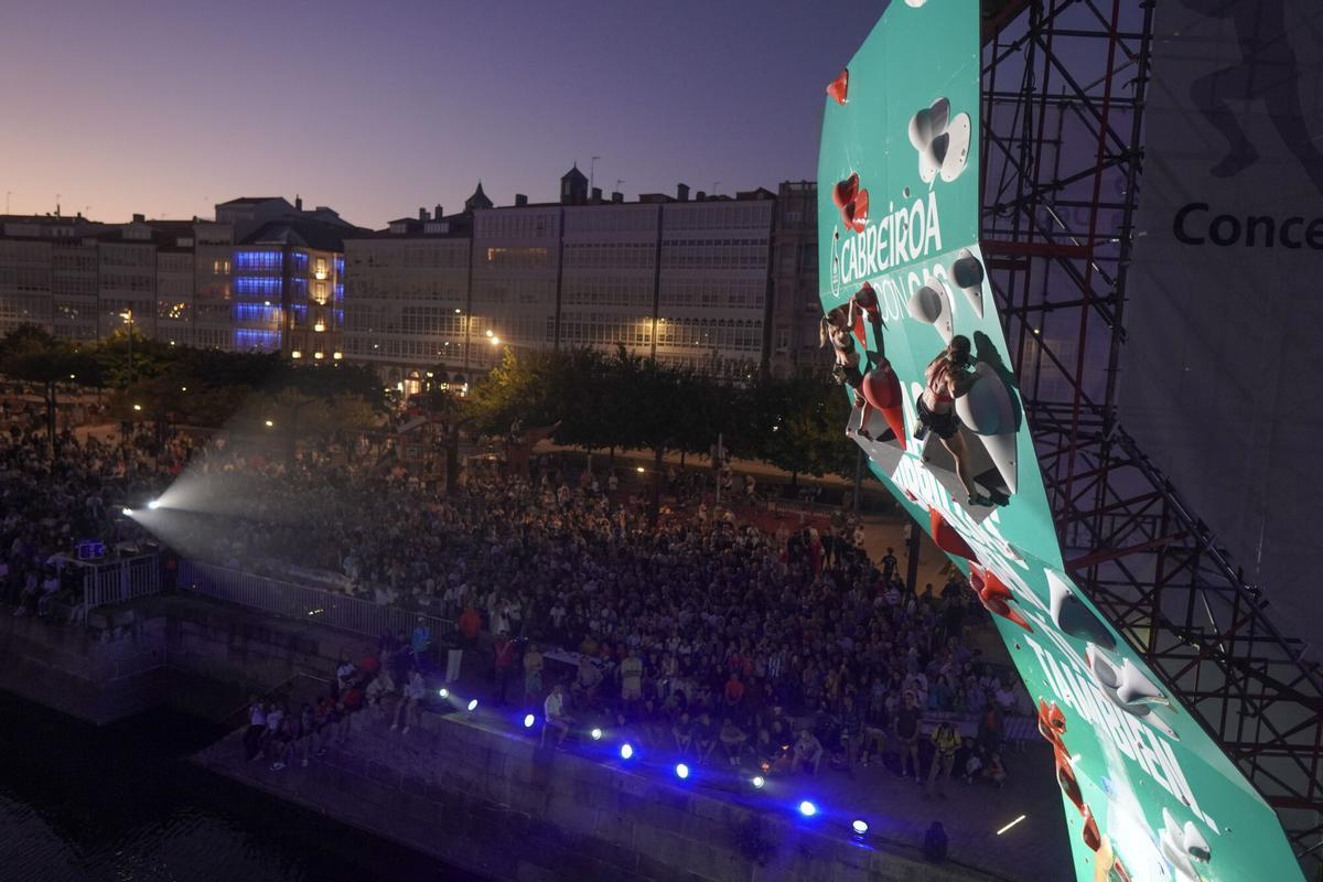 Multitudinaria final del psicobloc en GRAVITEO A Coruña Xacobeo