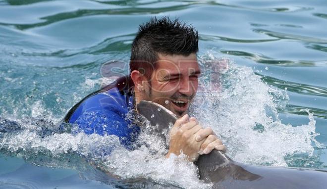 Los jugadores del Barça se divirtieron con los delfines