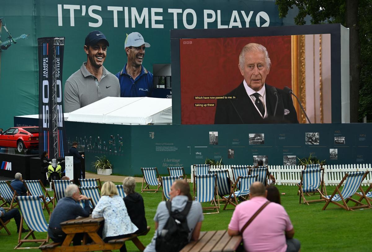 El rey Carlos III, en su acto de proclamación, visto en una pantalla gigante en el Club de Golf Wentworth, en Londres.