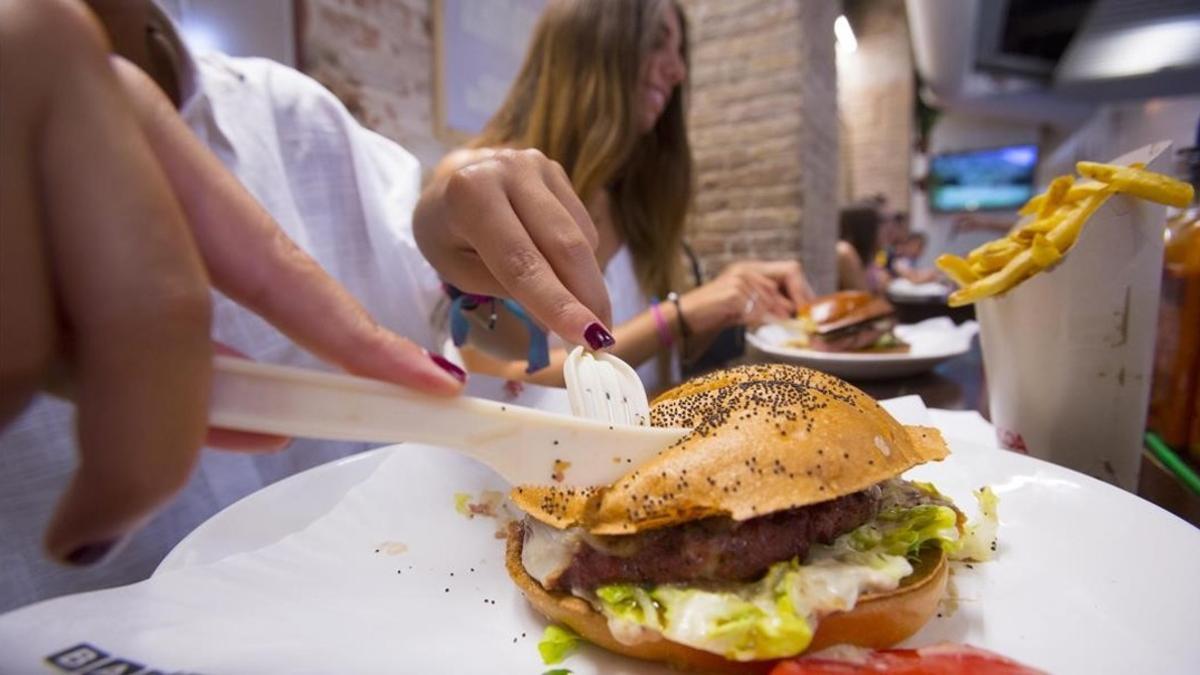 Francia prohibe los cubiertos de plastico