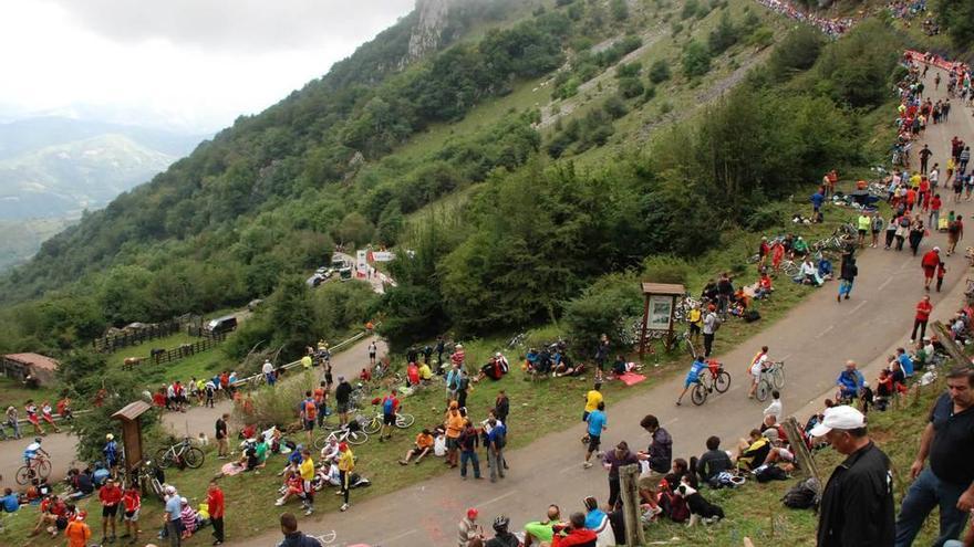 Aficionados en las rampas del Angliru en la última etapa de la Vuelta que llegó a Riosa.