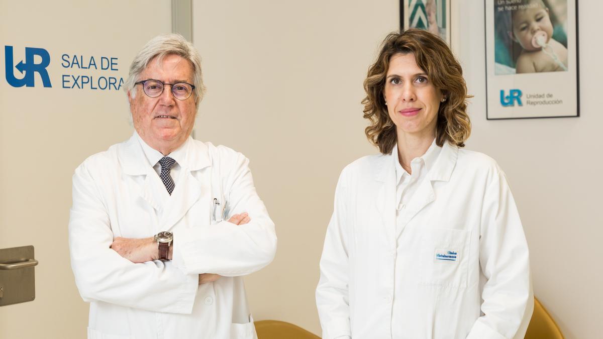 El doctor López Gálvez, director de la Unidad de Reproducción Vistahermosa y Salomé López Garrido, directora de Operaciones del centro de fertilidad