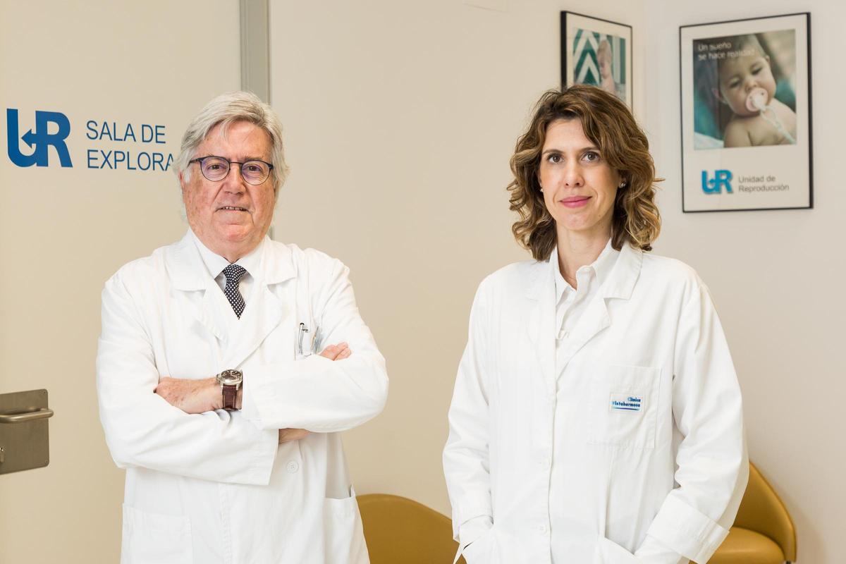 El doctor López Gálvez, director de la Unidad de Reproducción Vistahermosa y Salomé López Garrido, directora de Operaciones del centro de fertilidad