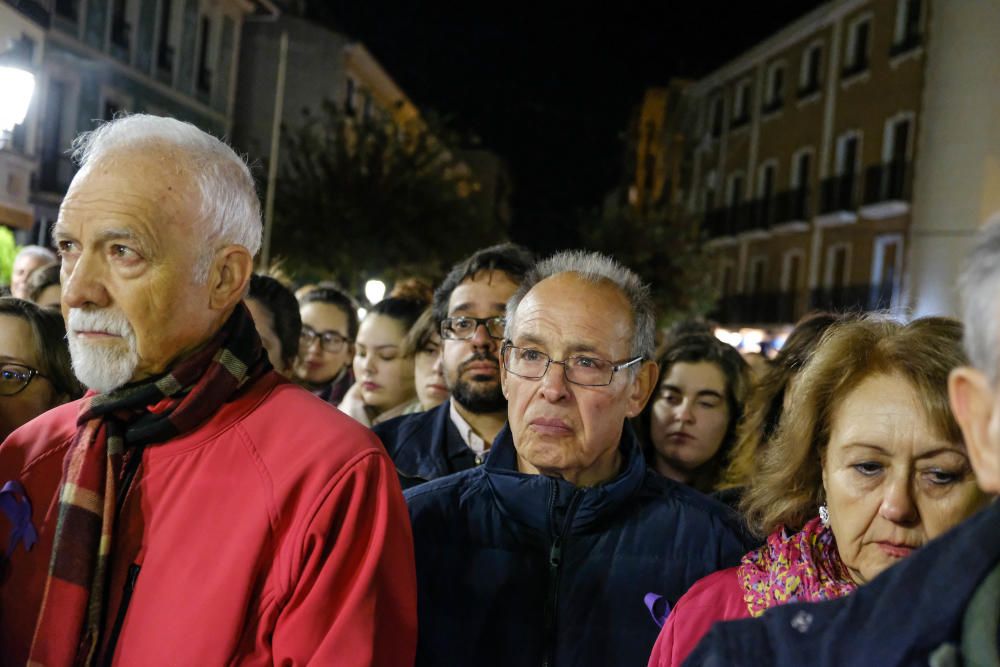 Concentración de repulsa contra la violencia de género celebrada en Elda.