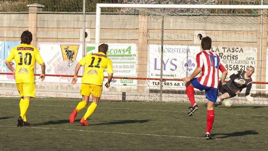 Raúl Paulino detiene el penalti lanzado por Samuel. fernando rodríguez