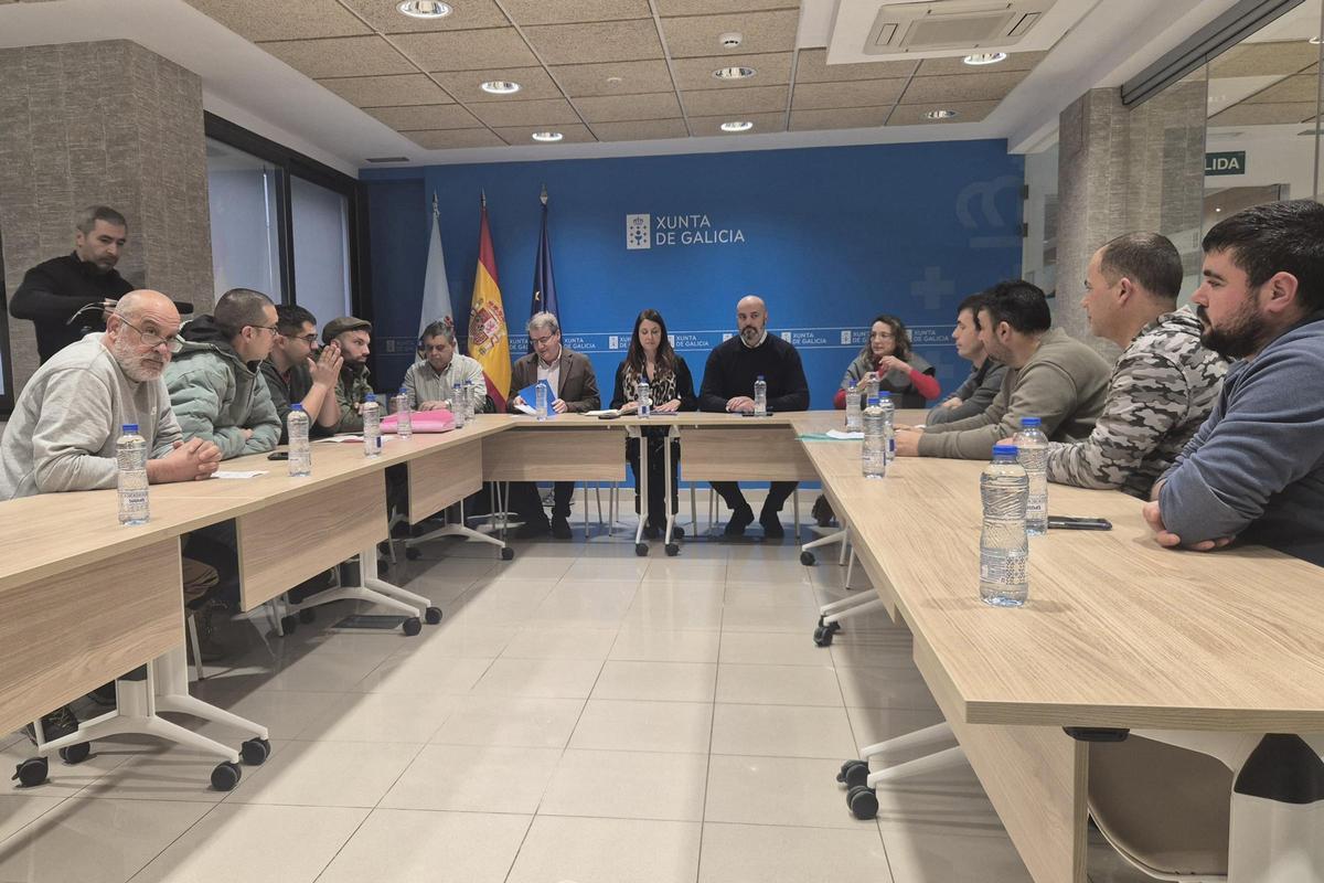 La conselleira de Medio Rural, en el centro de la imagen, reunida con los ganaderos.