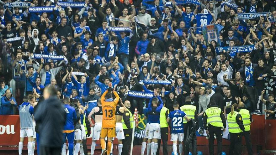 Los jugadores saludan a la afición del Oviedo.