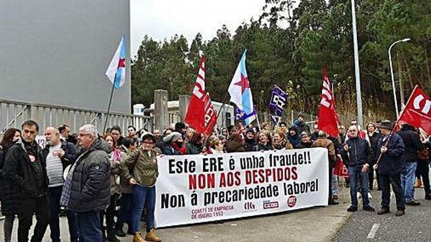 Protesta de trabajadores de Isidro 1952 contra los despidos planteados.