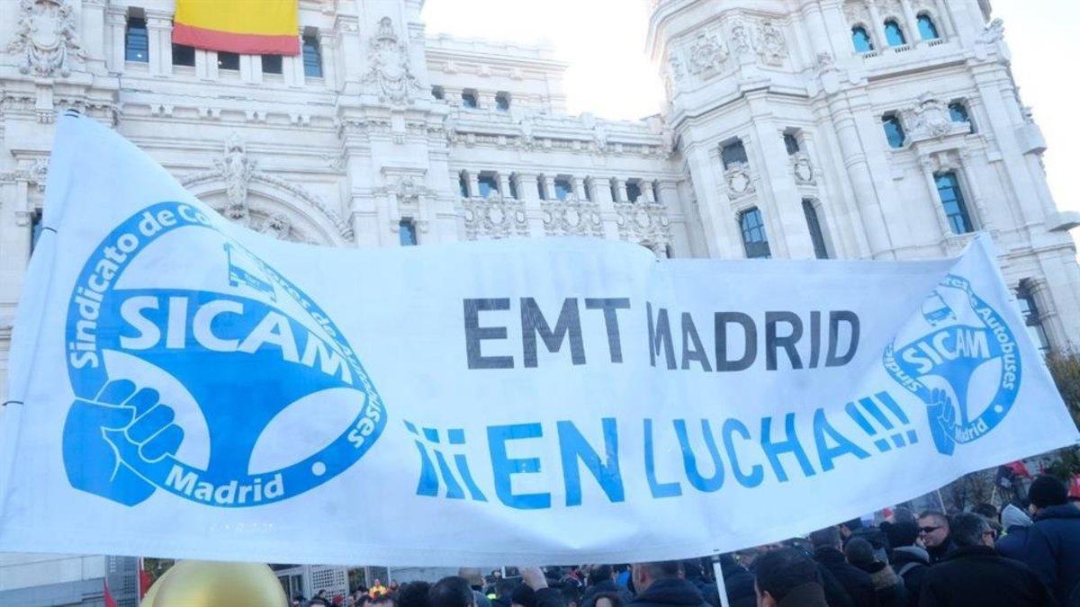 Una pancarta de los trabajadores de la EMT en las pasadas manifestaciones