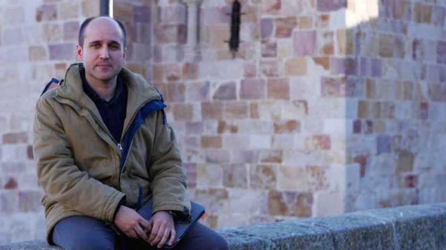 Sergio Pérez, junto a la iglesia de San Cipriano.