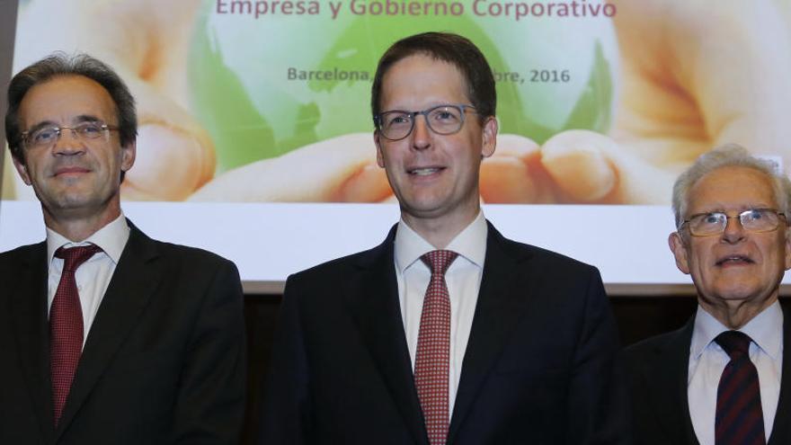 El presidente de CaixaBank, Jordi Gual (izq).