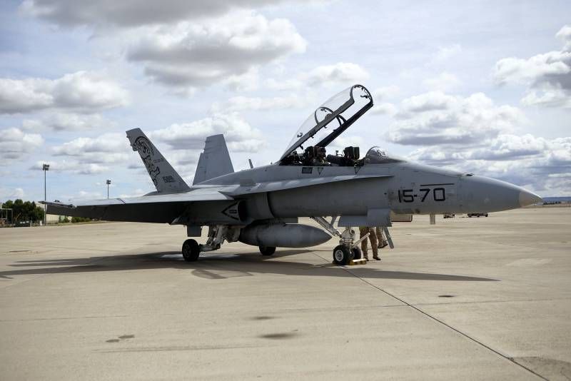 Maverick Viñales se monta en un F-18 en la Base Aérea de Zaragoza