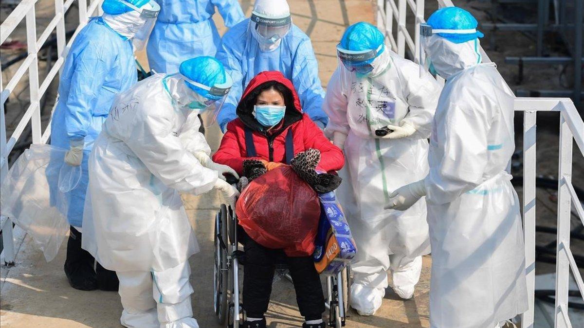 Personal médico traslada a un paciente afectado por el coronavirus al nuevo hospital de Huoshenshan, en Wuhan