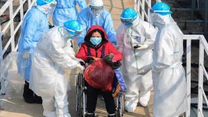 Personal médico traslada a un paciente afectado por el coronavirus al nuevo hospital de Huoshenshan, en Wuhan.