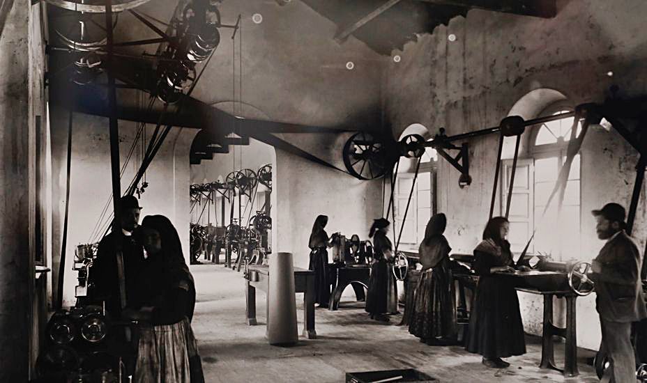 Trabayadores nel taller d&#039;esplosivos de Santa Bárbara en Llugones nel añu 1885. | Reproducción de M. L.