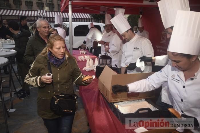 Degustación de monas y chocolate en la Plaza del Romea