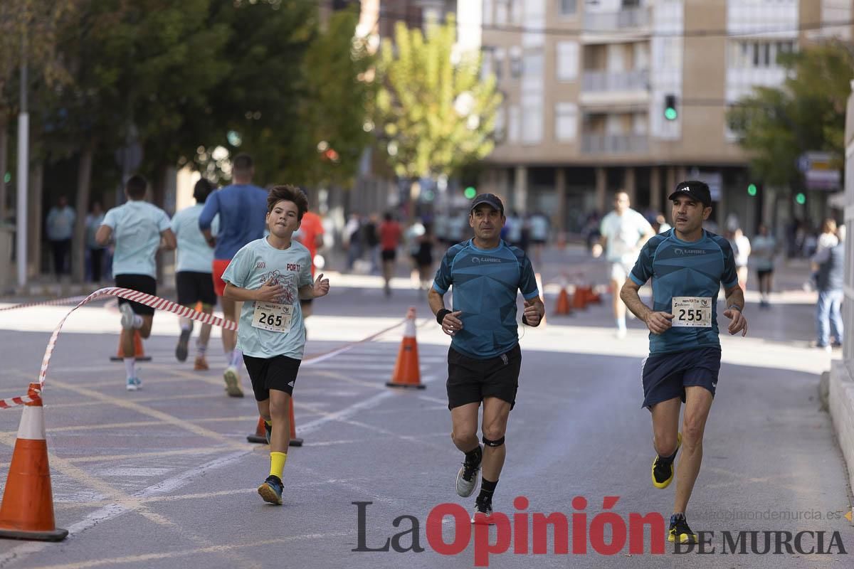Carrera '10K Assota por ti' en Caravaca (salida y giro primera vuelta)