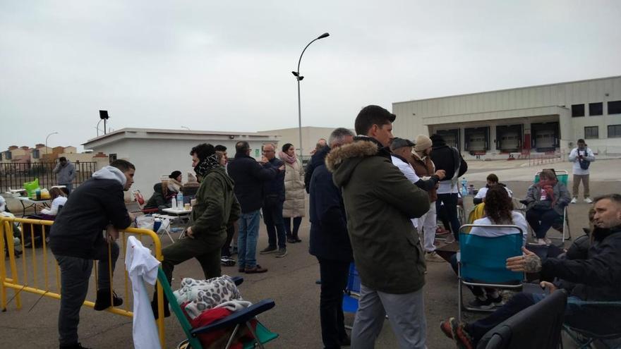 Mantas, bocadillos, ajedrez, hoguera y mucha solidaridad: así es la huelga en la fábrica de Bimbo en el Verger