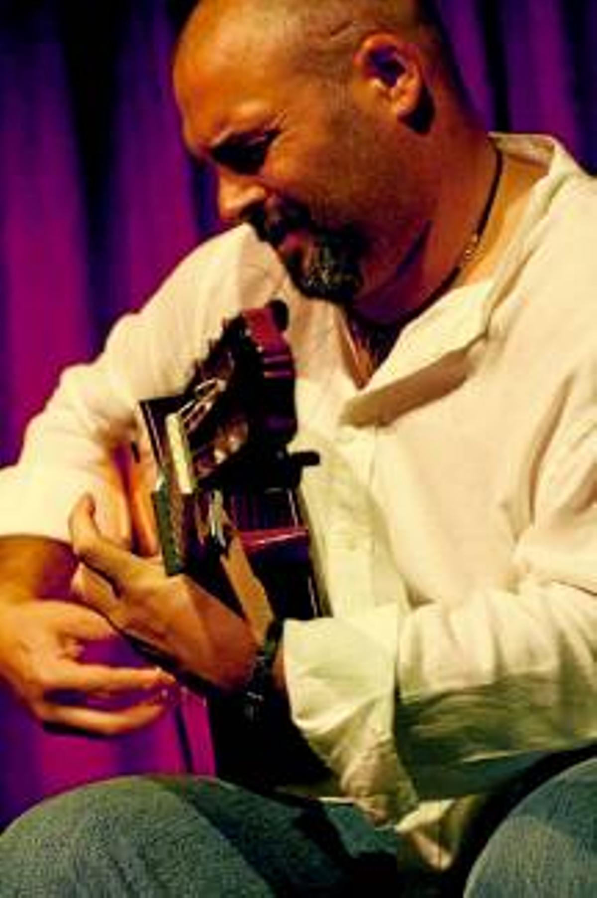 Perico de la Paula GUITARRISTA FLAMENCO : "Mi guitarra me ha enseñado que es una buena amiga cuando necesito estar solo"