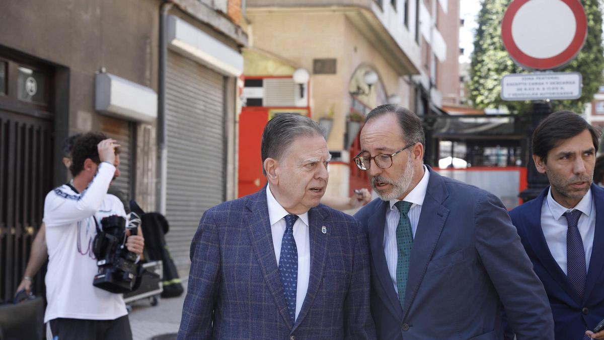Alfredo Canteli dialoga con Mario Arias en el homenaje a Miguel Ángel Blanco.