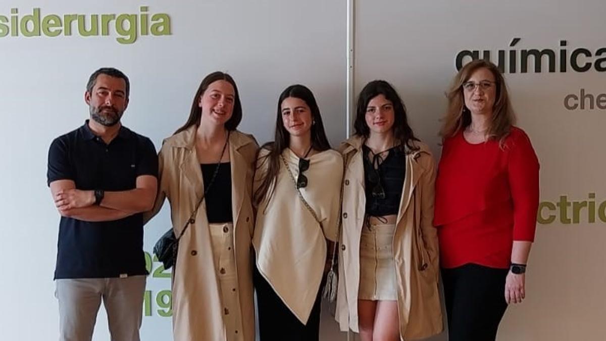 Las jóvenes ganadoras del concurso con Manuel Campa y Sara Isabel García.