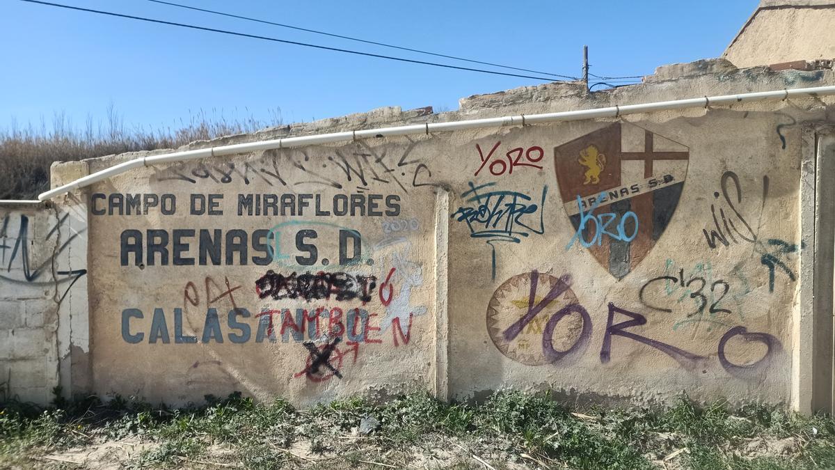 Solamente una pintura en la entrada y dos porterías recuerdan que en Miraflores jugaba el Arenas