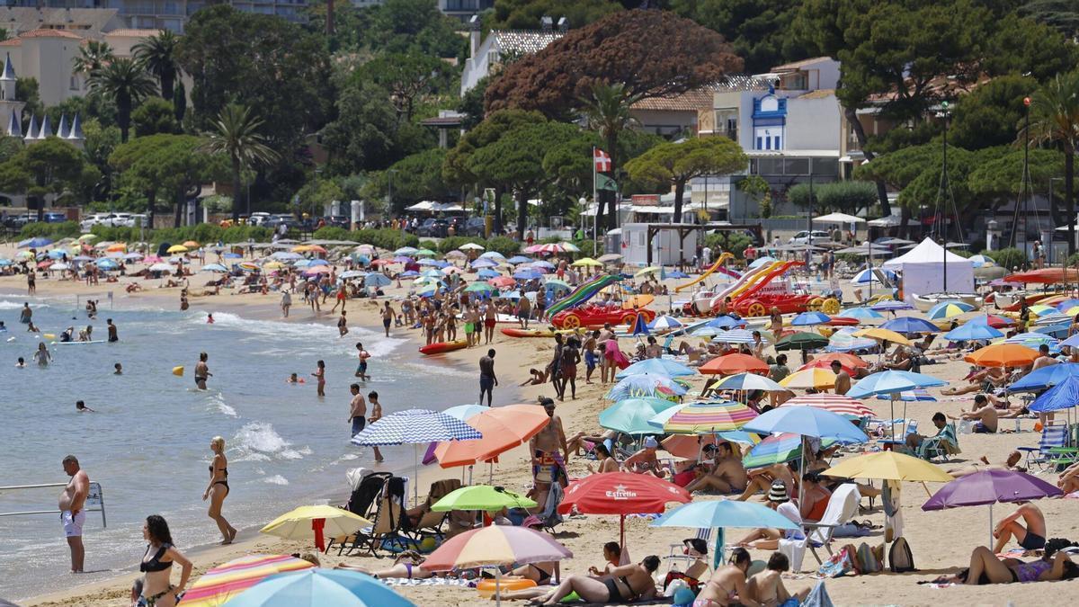 La platja de Sant Pol en la primera onada de calor a l'inici de l'estiu.