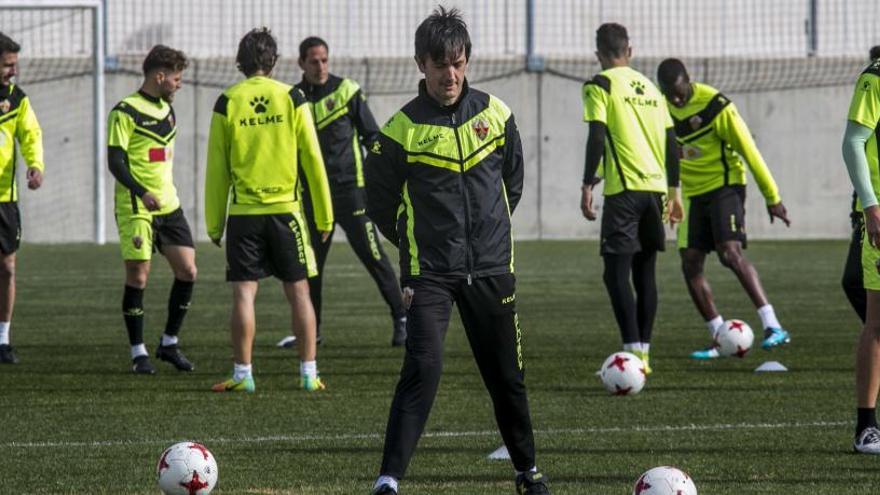 Los jugadores del Elche, durante un entrenamiento en el campo anexo