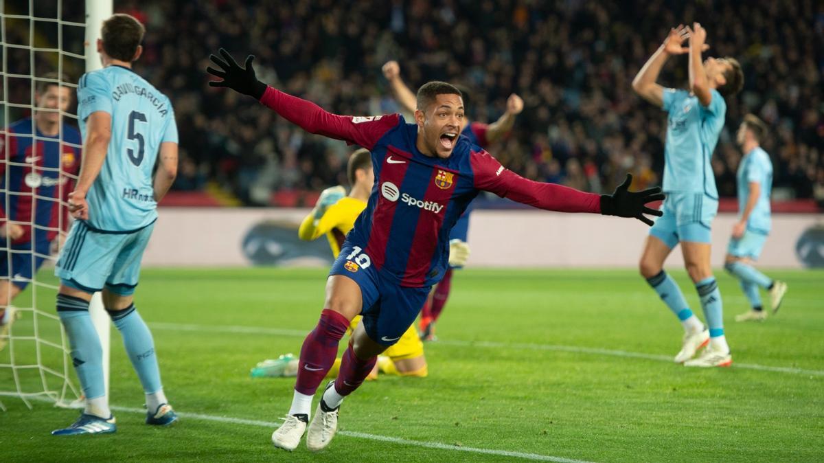 Vitor Roque celebra su gol, el 1-0 del Barça a Osasuna en Montjuïc tras cabecear un centro de Cancelo.