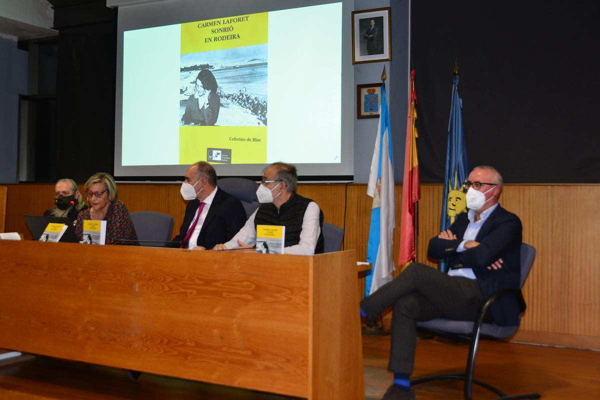La concejala de Cultura, Aurora Prieto, (segunda izda.) durante su intervención en la presentación del libro, con la portada de fondo.