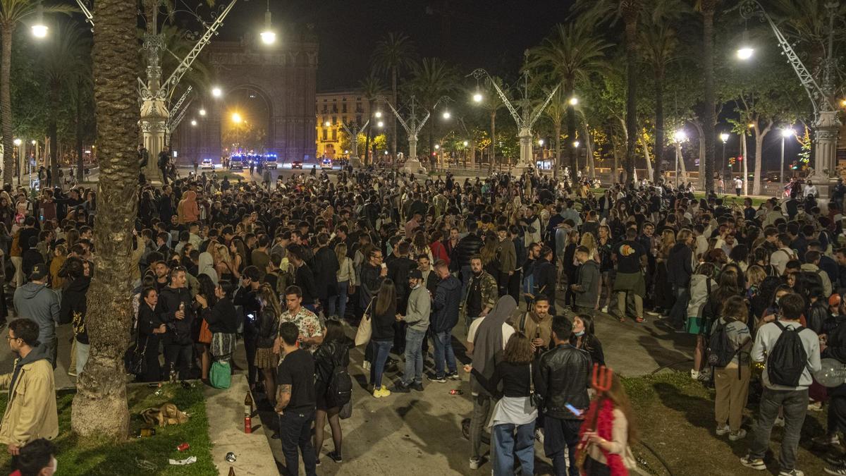 Desmadre en las calles de Barcelona con el fin del estado de alarma