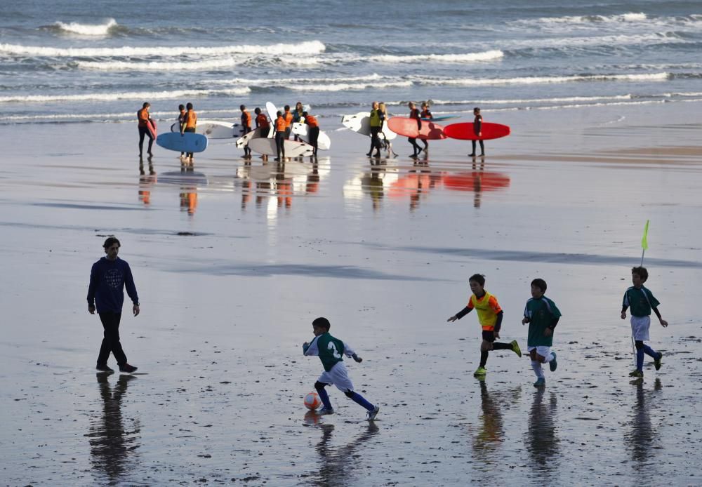 Torneo de Navidad de fútbol playa para niños en la playa de San Lorenzo