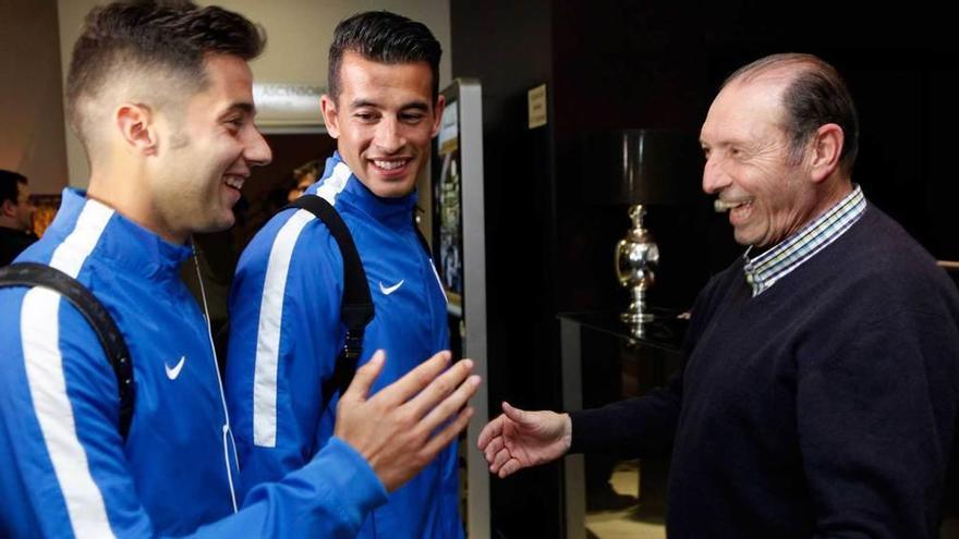 Jony y Luis Hernández saludan a Quini a su llegada ayer a Gijón.